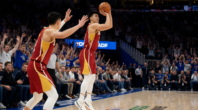 NBA篮球比赛精彩时刻，球员完成关键三分后与队友击掌庆祝，观众席爆发出热烈欢呼声