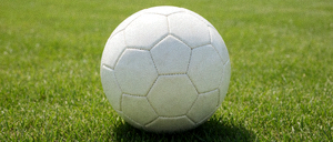 足球静置在草地上的特写镜头