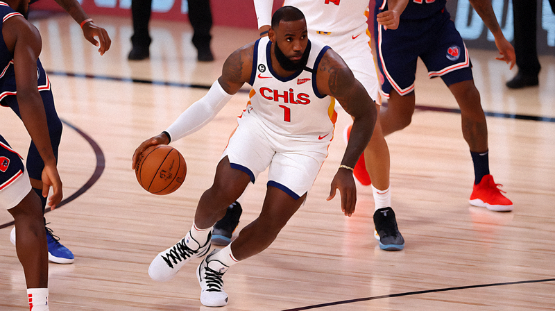 勒布朗詹姆斯在NBA赛场上运球突破,展现出卓越的场上视野和控球能力